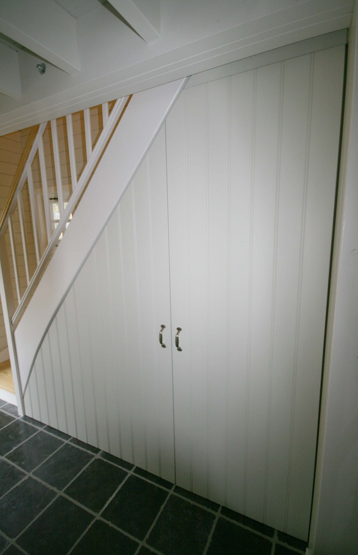 Halkast onder trap met cottage draaideuren 1.jpg Kast bed met tr