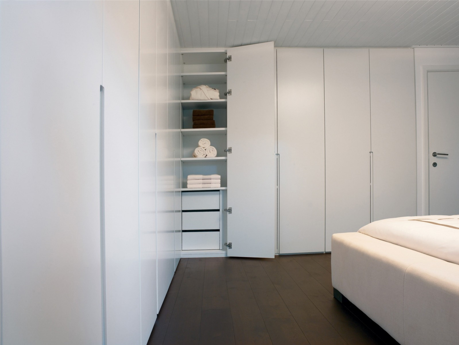 Maatkast in slaapkamer met ingefreesde handgrepen.jpg