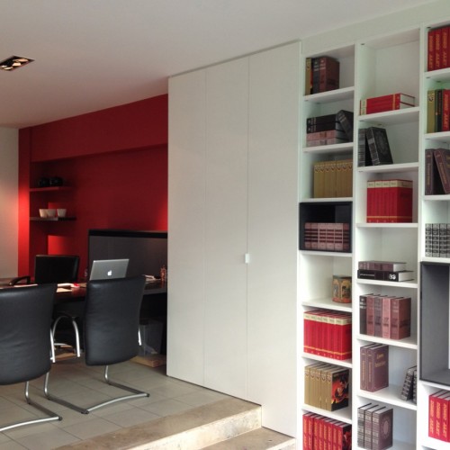 Bij ons is alles volledig op maat is, dat zie je hier letterlijk in onze showroom. Hier zorgden we er voor dat de trap in ons ontwerp opgenomen werd en het geheel luchtig lijkt. Kast-ID Gent