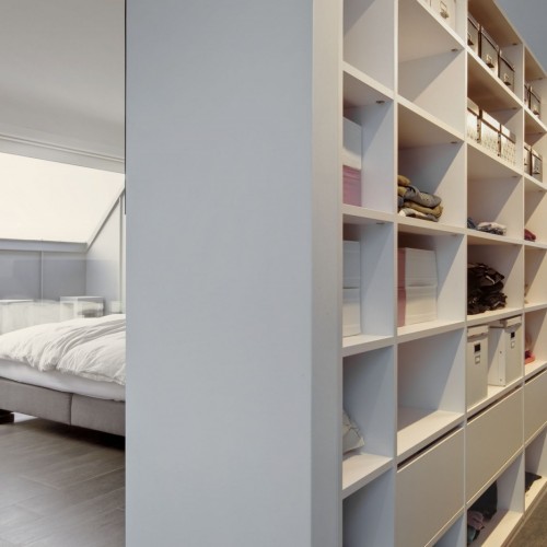 La même ambiance moderne et sobre qui règne dans la chambre à coucher a été prolongée dans le dressing. Kast-ID Asse