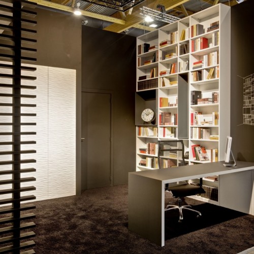 Sur notre stand à Batibouw, nous avons présenté cette bibliothèque haute avec bureau assorti. Cette combinaison a suscité de très nombreuses réactions enthousiastes.