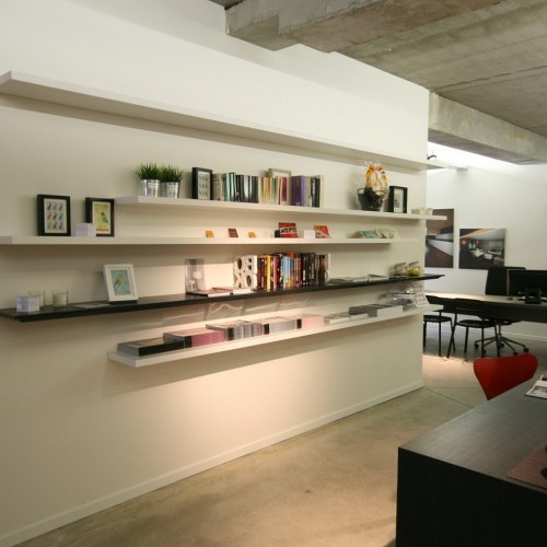 Nous adorons sortir des sentiers battus dans nos salles d’exposition, comme ici avec ces étagères flottantes. Kast-ID Anvers