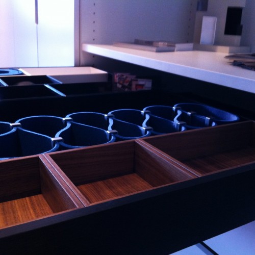 Met een lade-indeling creëer je een perfect overzicht voor je ondergoed, juwelen, enz. Ook hier kan je spelen met verschillende vormen en kleuren. Kast-ID Antwerpen