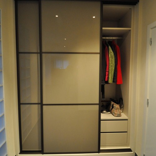 In deze hal werd een kast met schuifdeuren geplaatst om plaats te besparen. Kast-ID Asse