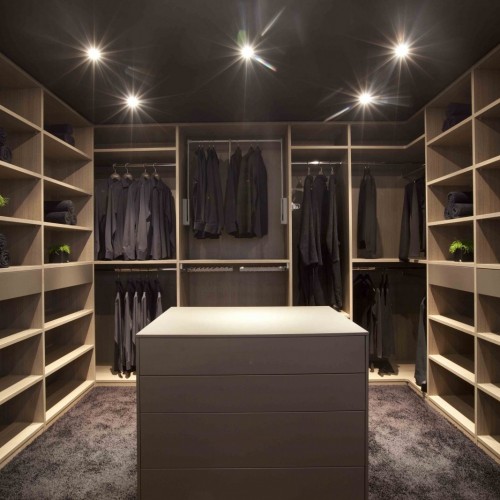 Divers accessoires ont été présentés dans ce dressing à Batibouw. Des élévateurs vous permettent d’atteindre facilement et rapidement vos vêtements dans les chambres à plafond très haut.