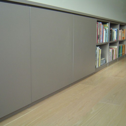 Notre client souhaitait combiner une armoire permettant d’exposer des livres avec une armoire de rangement pour divers effets. Nous avons trouvé l’idée particulièrement réussie! Kast-ID