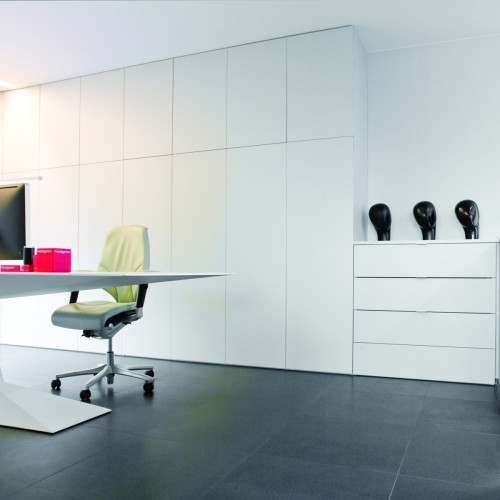 Dit bureau werd sober en strak ingericht, geheel volgens de wensen van de eigenaars. Hoe wilt u uw draaideuren en lades? Met of zonder handgreep of ziet u liever een ingefreesde greep? Wij