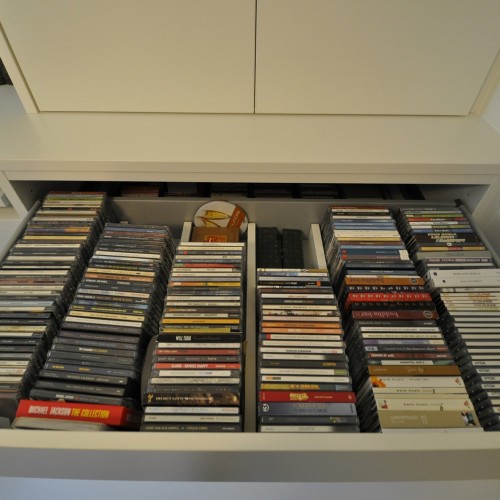 Heel praktisch vond onze klant (met zijn uitgebreide CD-collectie) deze lade met onderverdelingen. Helemaal op maat afgewerkt. Kast-ID Asse