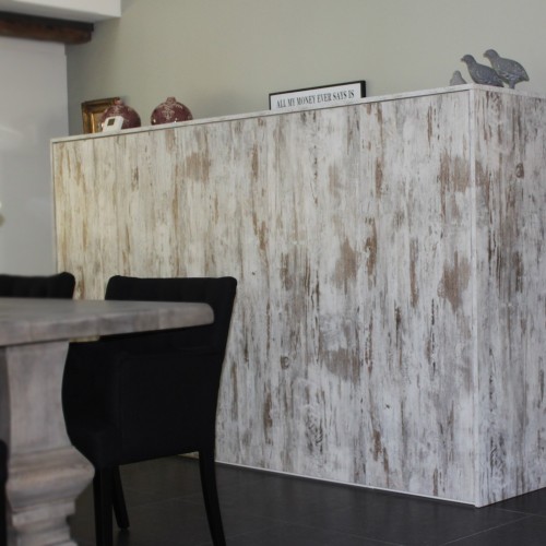 Onze klant zocht een kast op maat met een houtstructuur, eentje die wat gedurfder was dan een 'doorsnee' houtstructuur. Kast-ID Brugge