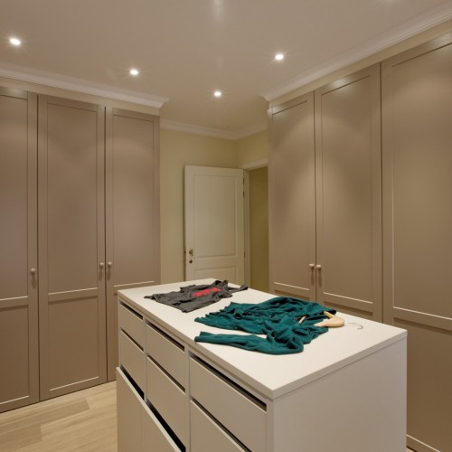 Dans ce dressing campagnard en beige Sahara a été intégré un bloc-tiroirs blanc afin d’alléger l’ensemble. Ce bloc-tiroirs s’avère en outre pratique pour plier des vêtements. Kast-