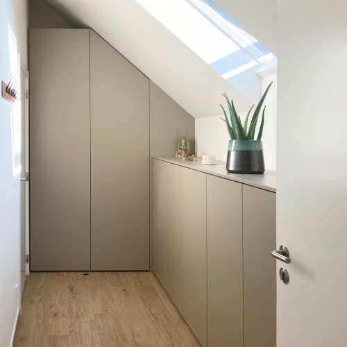 Voor deze klant realiseerden we een dressingkast onder de schuine zolderwand. Zo toverden we deze ruimte op tot de ideale opbergruimte. 