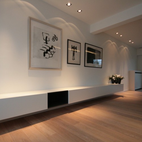 Hangende maatkast in living met contrastkleuren. Kast-ID Antwerpen