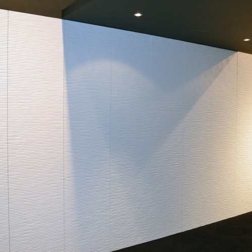 Maatkast met Senses draaideuren. Dit type draaideuren is uniek in België. Er zijn verschillende modellen mogelijk met golvende structuur die in een effen kleurenpalet verkrijgbaar zijn, gaande van glanzende naar matte decors.  Ze worden gecombineerd met een ‘push to open’ systeem zodat je ze eenvoudig met een zachte druk tegen de deur kan openen.