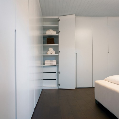 Onze klant wou een ruime kleerkast in de slaapkamer die minimalisme uitstraalde. Het resultaat mag alvast gezien worden! Kast-ID Antwerpen