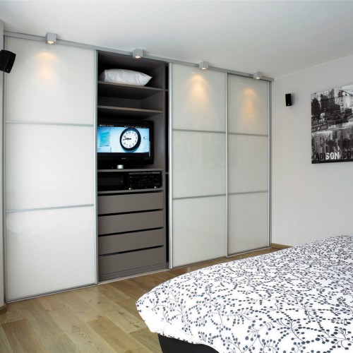In deze slaapkamerkast met schuifdeuren zorgden we ervoor dat de TV mooi ingewerkt werd. Kast-ID Temse