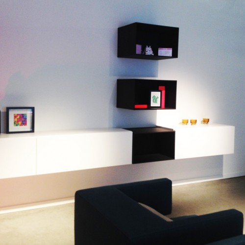 Les variations sont infinies avec des armoires sur mesure. On pourrait placer une ‘simple’ colonne à côté d’un meuble TV, mais nous avons choisi ici de proposer une alternative.  Kast