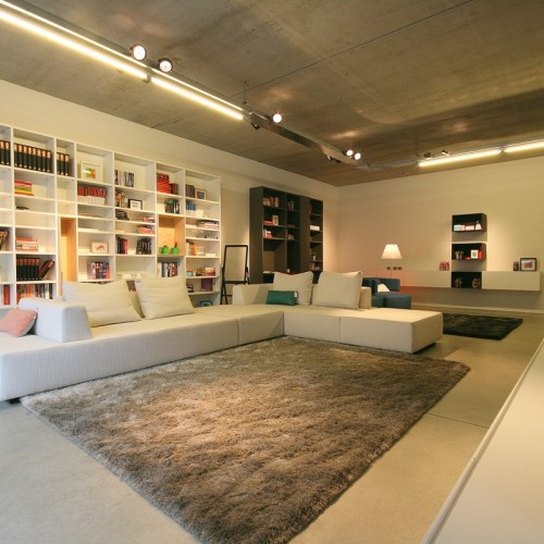 Dans cette bibliothèque blanche, nous avons créé un effet ludique afin d’éviter toute sensation de ‘lourdeur’ de l’armoire. Kast-ID Antwerpen