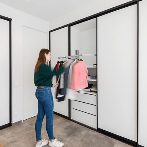Jouw slaapkamerkasten op maat praktisch indelen ? Daar helpen we je bij Kast-ID graag verder mee. Wat dacht je van een slaapkamerkast met schuifdeuren, kledinglift en genoeg lades zoals we voor deze klant mochten realiseren?  Deze klanten kozen voor witte fronten met contrasterend matzwarte profielen.  Een geslaagd resultaat!