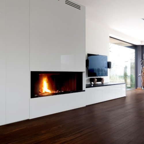 In deze living zorgden we ervoor dat zowel de open haard ingebouwd werd als dat de TV een plaats kreeg. Alles werd zo strak mogelijk gehouden. Kast-ID Temse