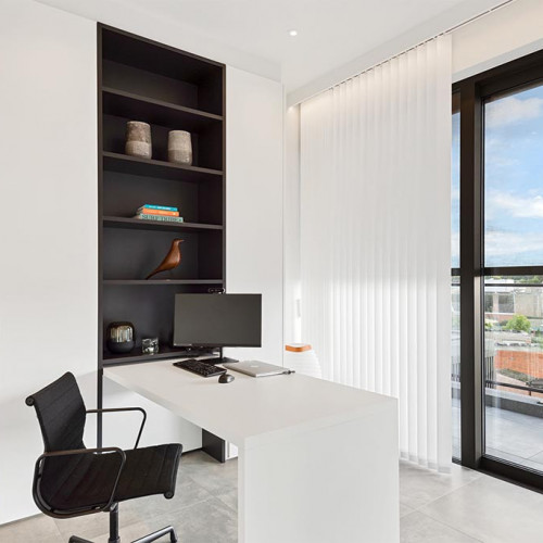 Een goede thuiswerkplek is onmisbaar vandaag de dag. Deze klanten realiseerden daarom een compacte bureau op maat in hun appartement.  De ruimte werd voorzien van kamershoge maatkasten . De maatkasten zijn voorzien van draaideuren met ingefreesde greep.  Daarnaast werd ook een contrasterend zwarte open kast voorzien om wat sfeer en warmte in de ruimte te brengen. 