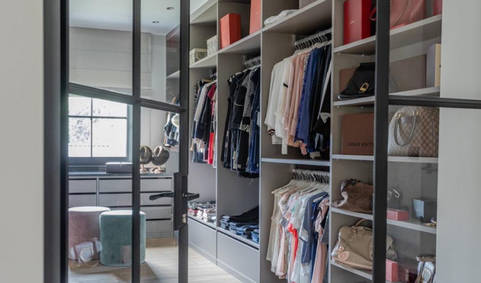 Open dressing met voldoende opbergruimte 